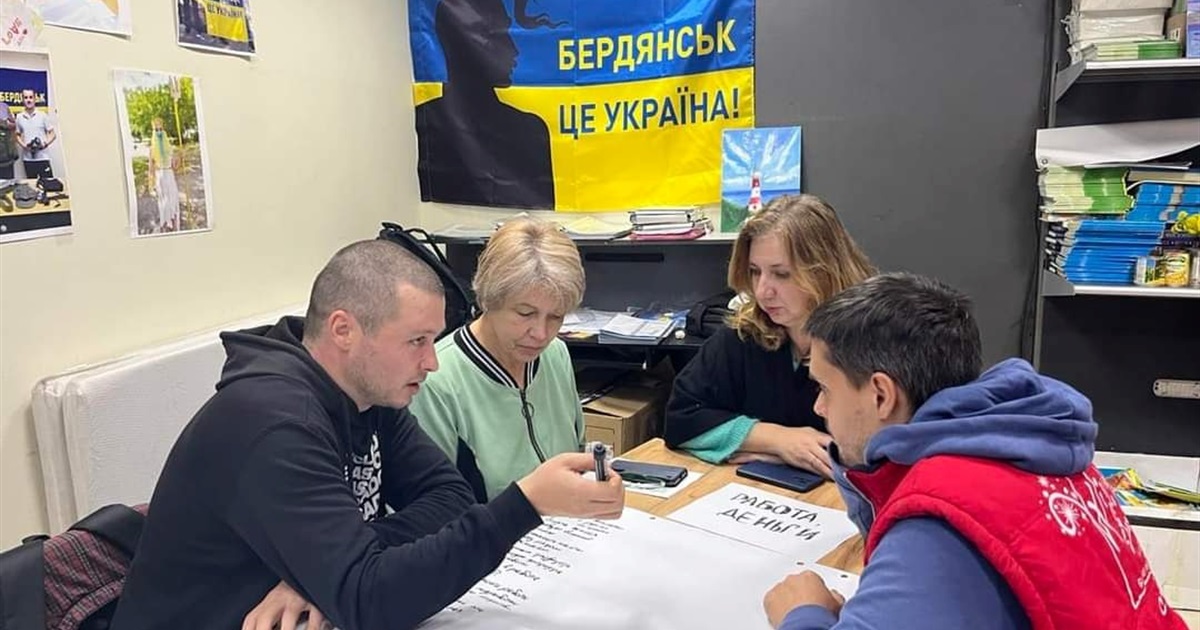 Переселенці с Бердянська навчаються бути волонтерами, щоб допомагати своїм