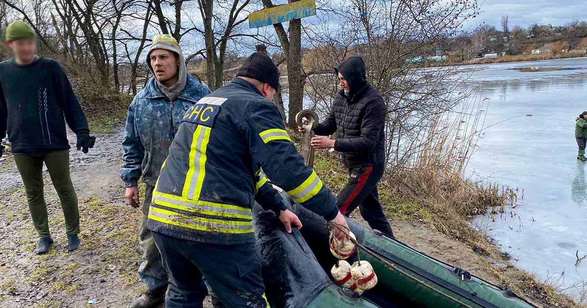 Провалилися під лід: в Кагарлику врятували рибалку з крижаної води