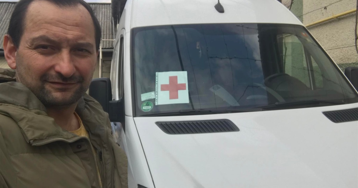 Микола Головко допомагає військовим і жителям Донеччини. У рідному Покровську встановив «Шафи добра»