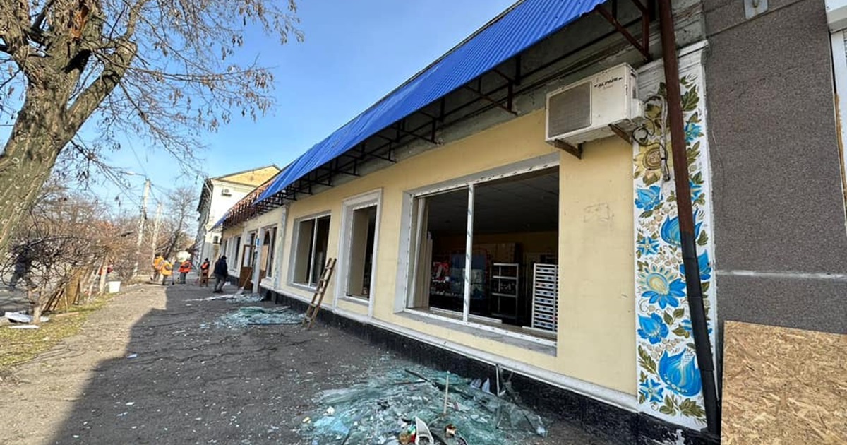 Правоохоронці показали фото наслідків обстрілу Нікополя російськими військами