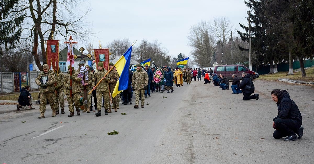В останню дорогу, устелену квітами, на колінах провели героя з Мирівки Бориса Сокуру
