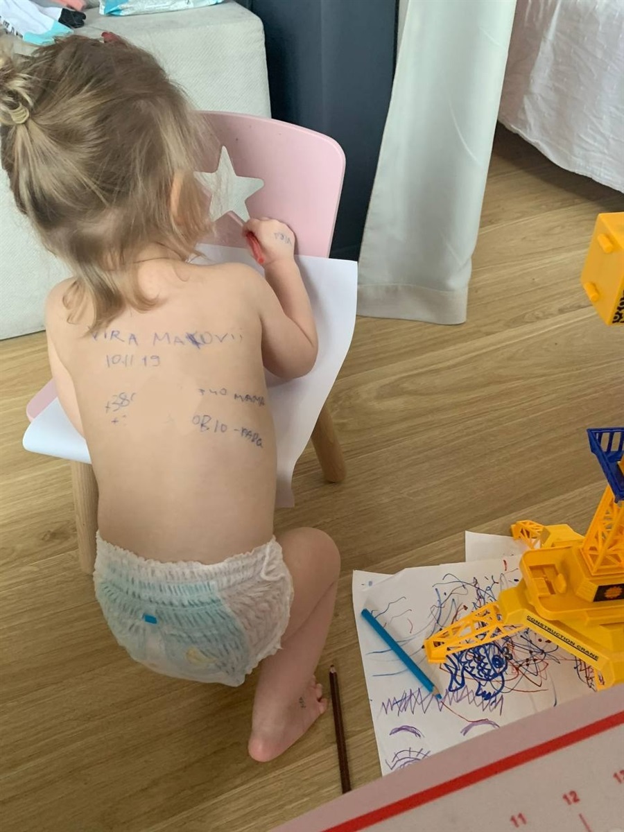 дівчинка з написами на спині