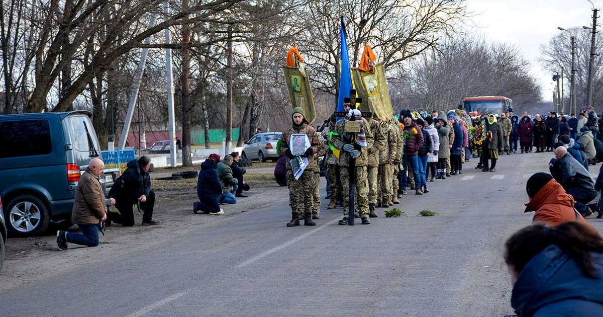 Село на колінах: Шпендівка Кагарлицької громади попрощалася з героєм, який віддав життя за Україну