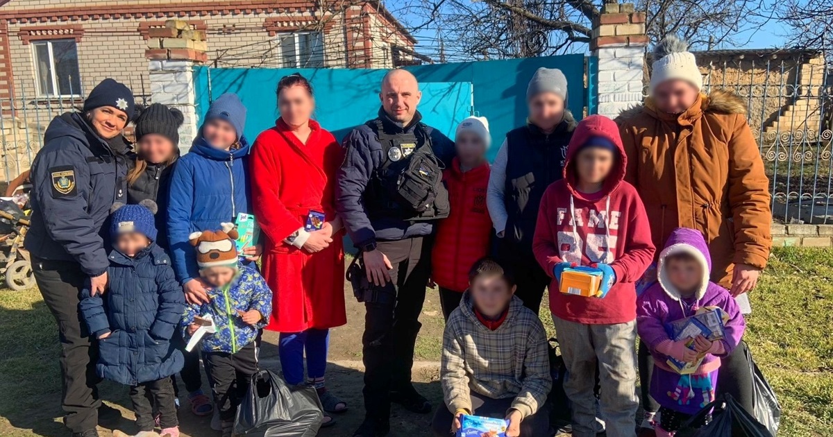 Родини з дітьми отримали гумдопомогу від буковинських поліцейських і благодійників з Німеччини