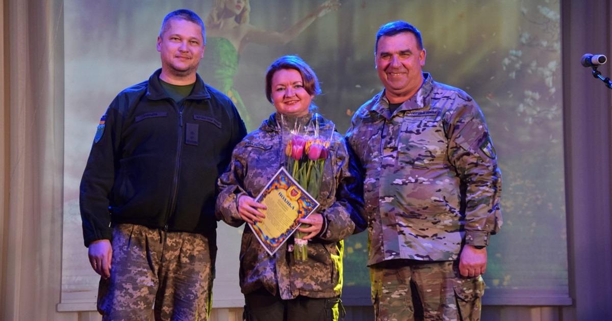 У Переяславі 8 березня відзначили захисниць, артисткам ансамблю подарували сценічні костюми