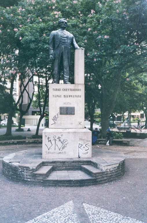 Пам'ятник Тарасу Шевченкові у місті Курітіба (Бразилія).
