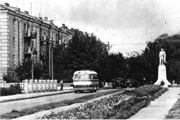 Перший пам’ятник поету був встановлений на початку бульвару Шевченка (1919 р.).