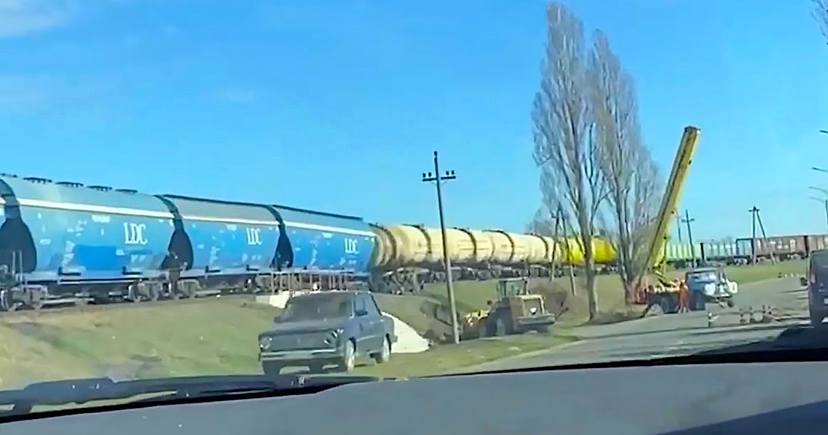 Перед мостиком в Измаиле грузовой состав сошел с рельс