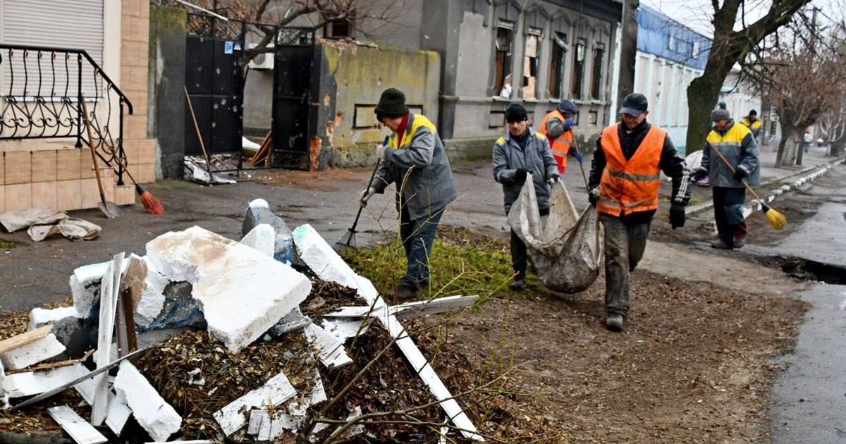 «Таких людей не побороти»: мешканці міста вітають комунальників Нікополя зі святом