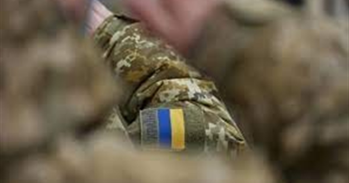 У Гуляйполі нетверезий чоловік силою забрав зброю військового та почав ...