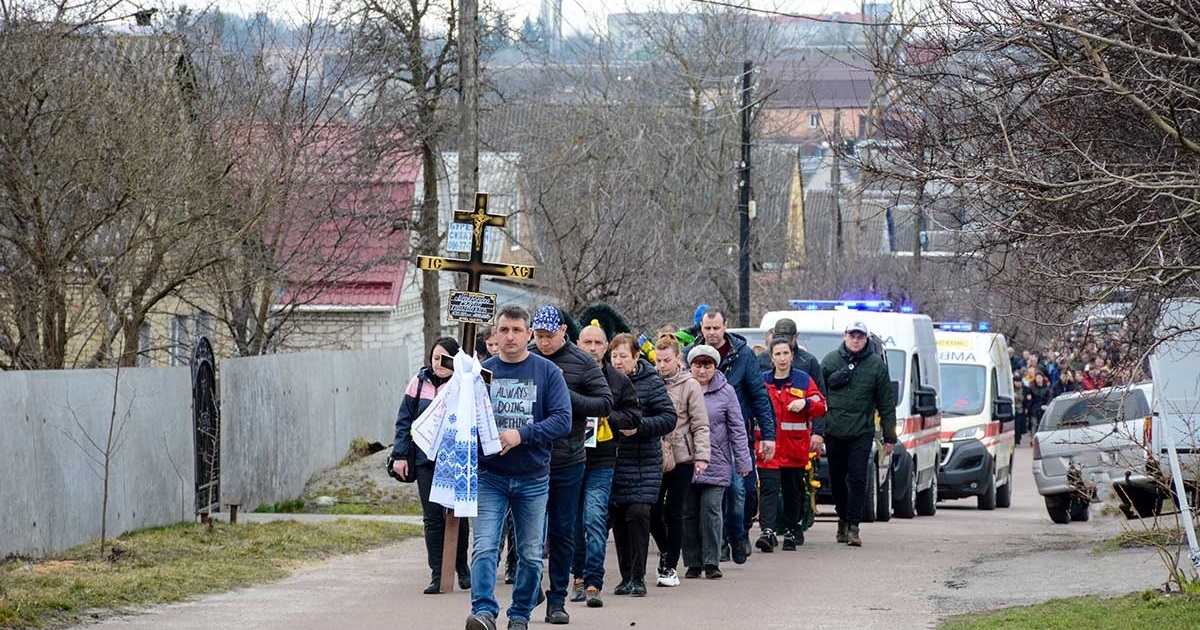 В останню путь під звук сирен: в Кагарлику поховали водія екстренної меддопомоги Сергія Медведенка