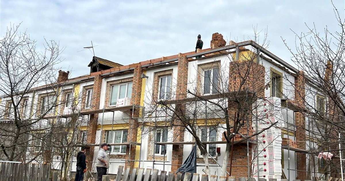 У Ворзелі розпочали ремонт пошкоджених війною дахів будинків у мікрорайоні Учгосп. Подавайте заявку