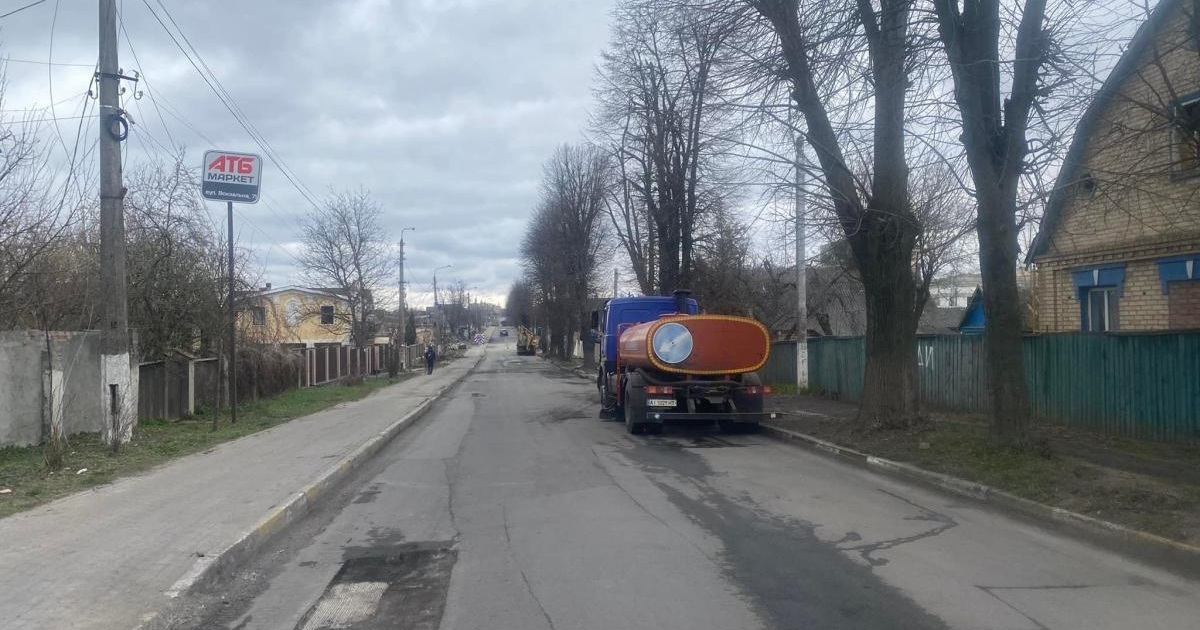 У Бучі на вулиці Вокзальній перекрито рух транспорту через ремонтні роботи: як обʼїхати