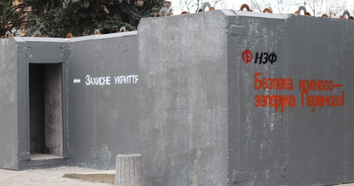 У Нікополі продовжують встановлювати модульні бетонні укриття біля зупинок громадського транспорту