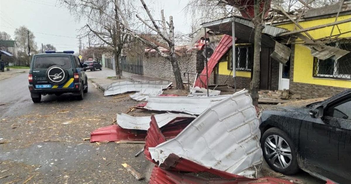 Правоохоронці фіксують наслідки ворожих обстрілів Нікополя 5 квітня