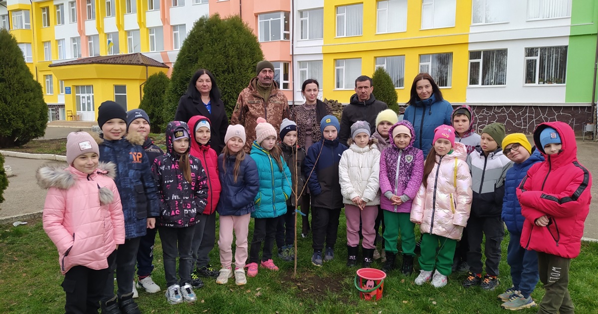 У Драчинцях долучились до акції "Посади дерево Перемоги" разом із військовослужбовцем-захисником