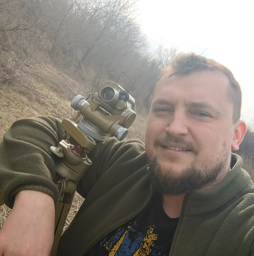 В Олександра основна зброя — планшет та артилерійська бусоль ПАБ-2М