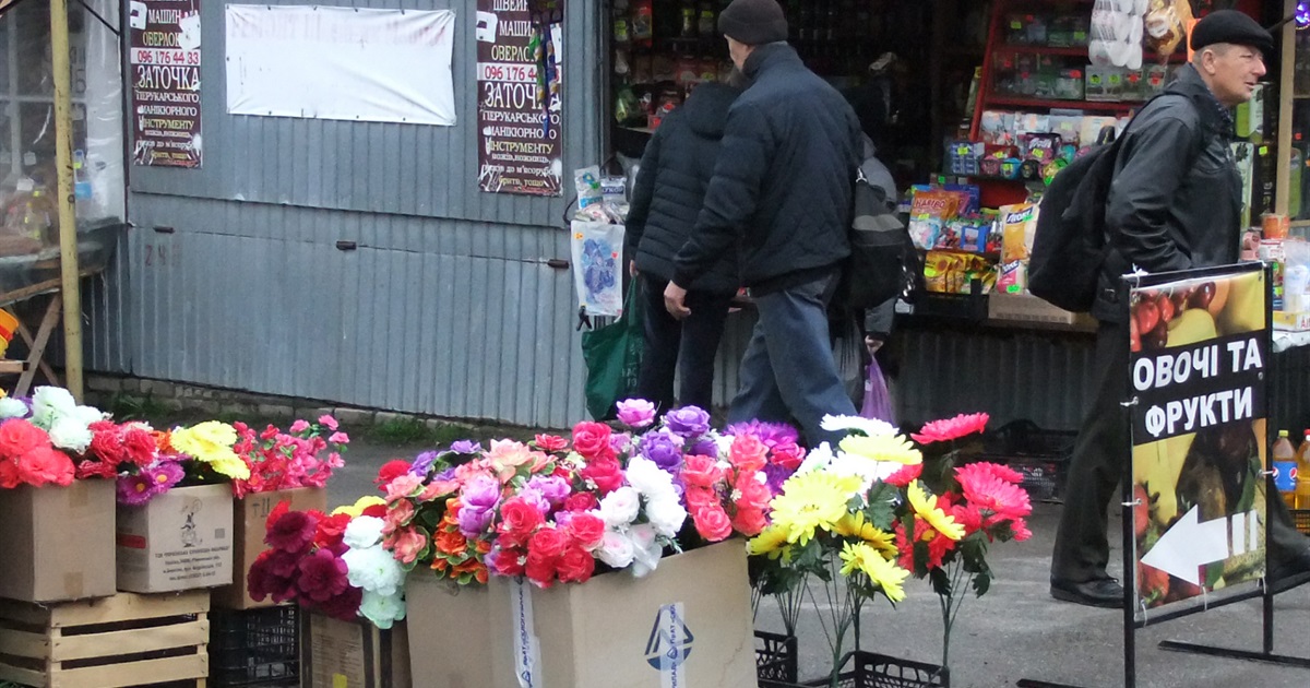 Живі квіти замість штучних: чим можна замінити пластикові вінки на кладовищах