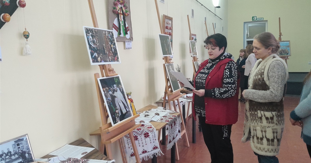 У бібліотеці діє виставка робіт працівників закладів культури