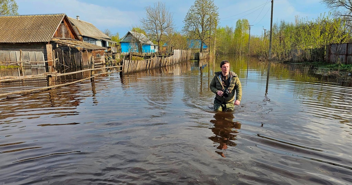 "Води — по пояс". Дмитро Комаров побував у підтопленому селі на Чернігівщині
