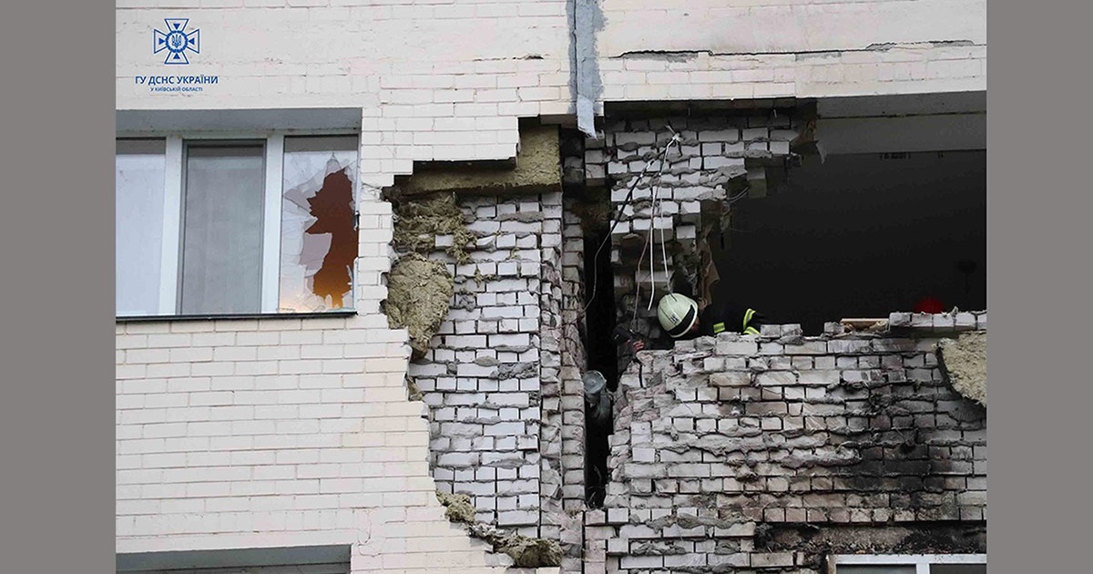 Уламки ворожої ракети пошкодили квартири в місті Українка - постраждала дитина (відео)