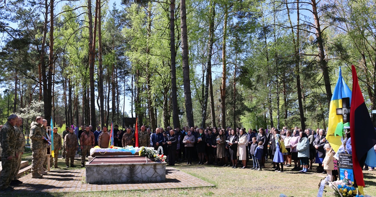 На дев'яносто восьмому році життя померла найcтарша волонтерка України. Її хоронили під прапорами