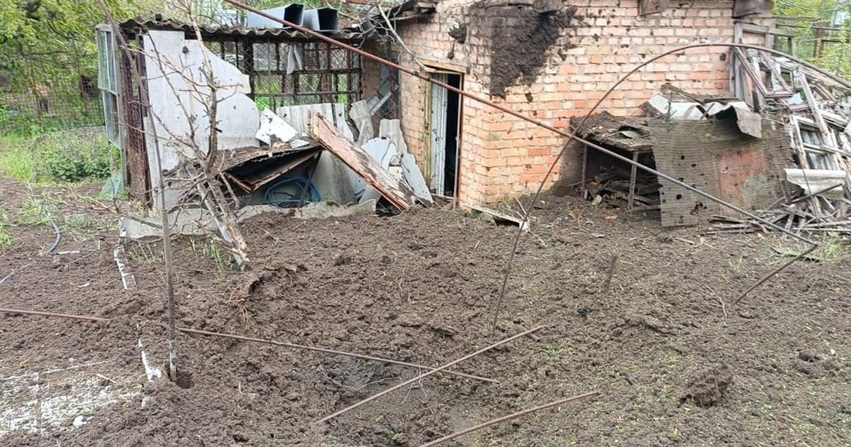 Поліція показала наслідки обстрілу Нікополя минулої доби: без постраждалих, але є пошкодження житла