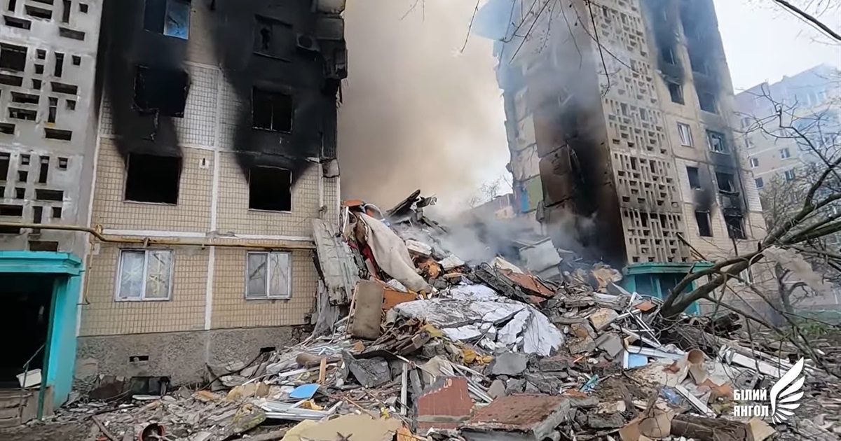 Як рятувальники визволяли людей з-під завалів у Вугледарі. Відео