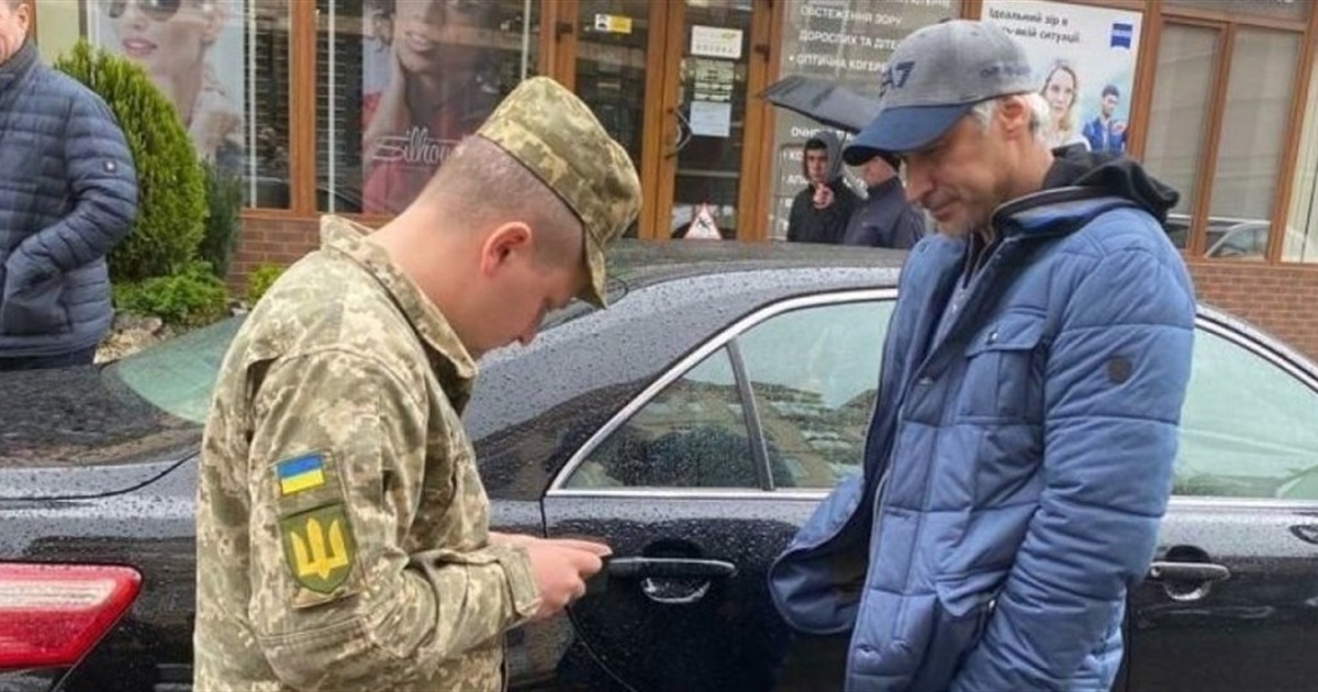 Чи можуть військовозобов’язаним вручати повістки через їх родичів: відповідь юриста