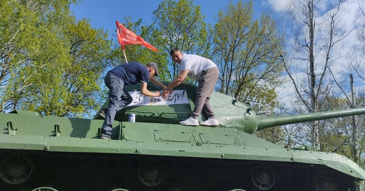 В традиціях “совка” окупанти “відтюнінгували” танк у Нижніх Сірогозах