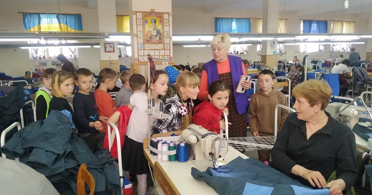 До батьків - на роботу. Балтські школярі сходили на екскурсію в поліцію, мерію та на швейну фабрику