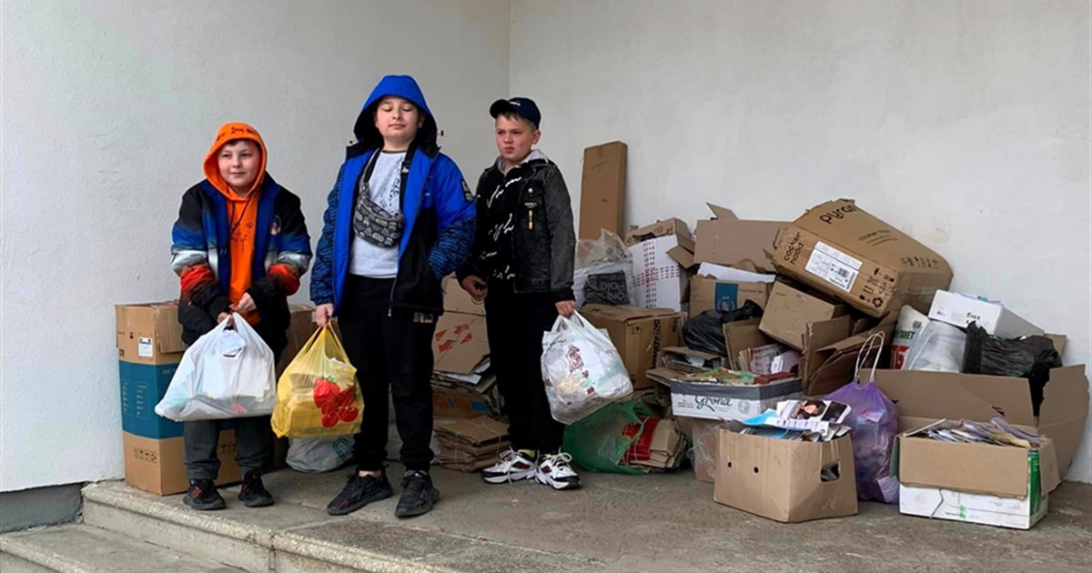 Новини воєнного часу. Старокостянтинівщина. Подарунки для матусь, збір макулатури, талановита молодь