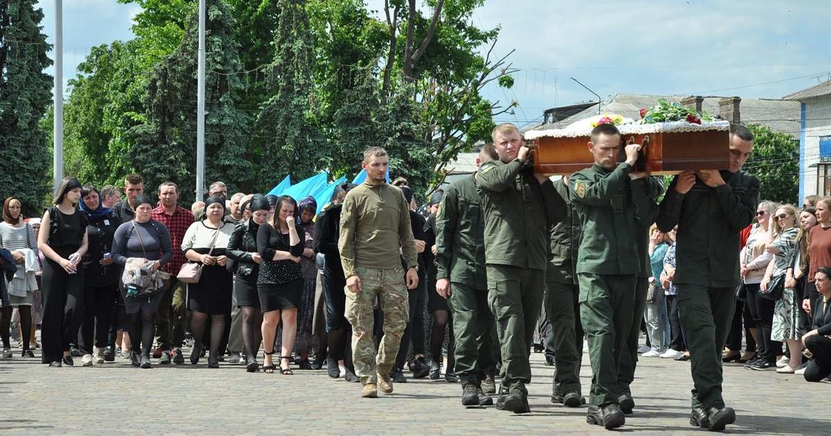 Навіки 20: у Сарнах попрощались із загиблим контрактником Кирилом Філончуком