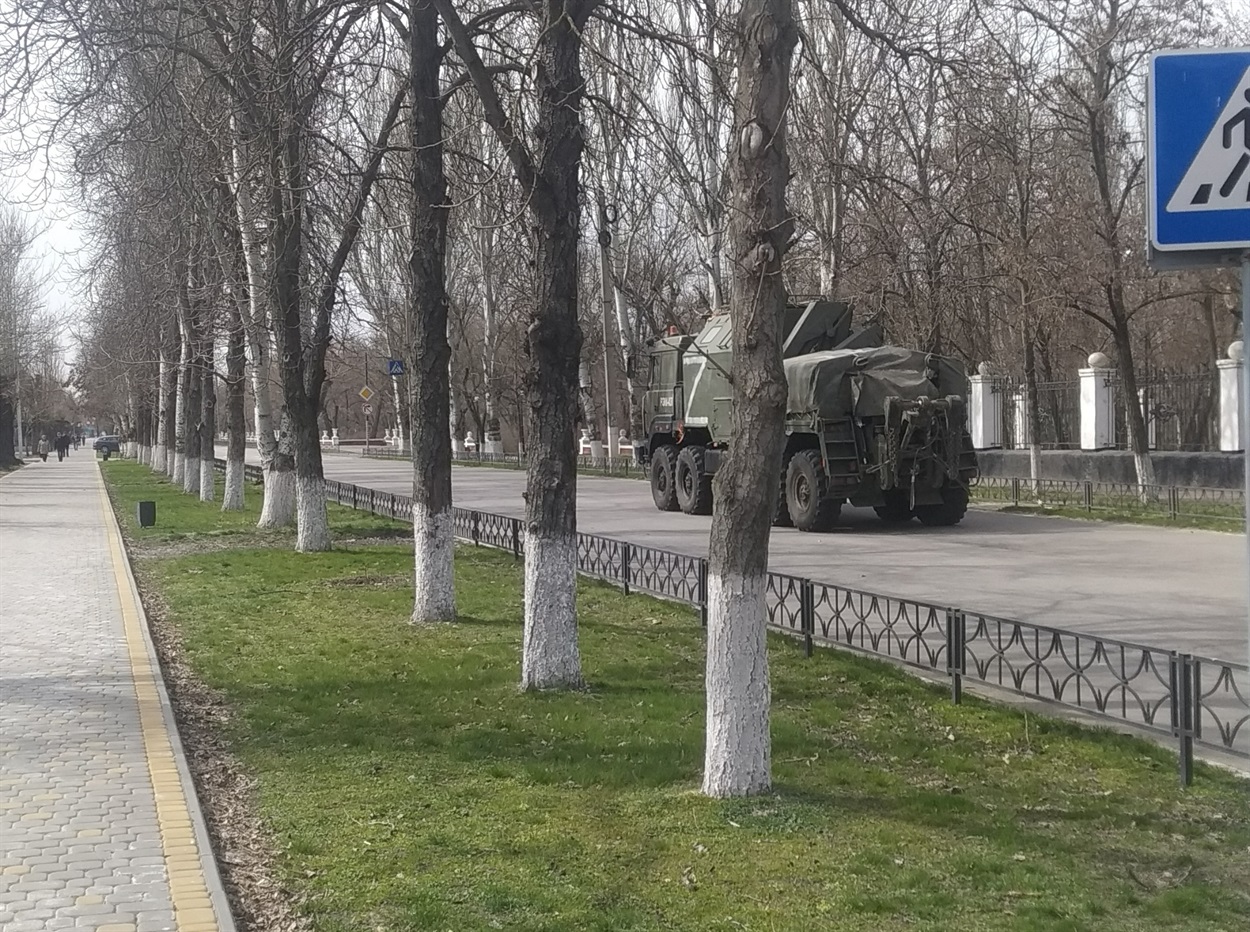 Російська техніка на Дніпровському проспекті. Березень 2022 року