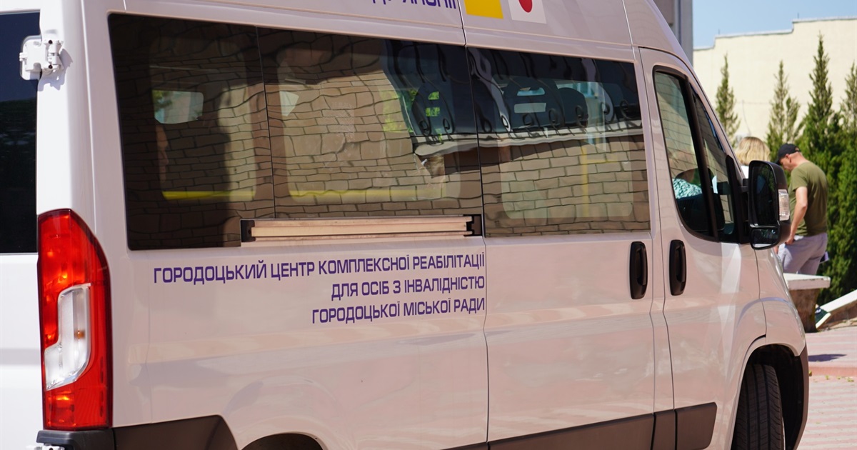 Городоцький Центр реабілітації отримав нове авто. Спецтранспорт придбано Урядом Японії