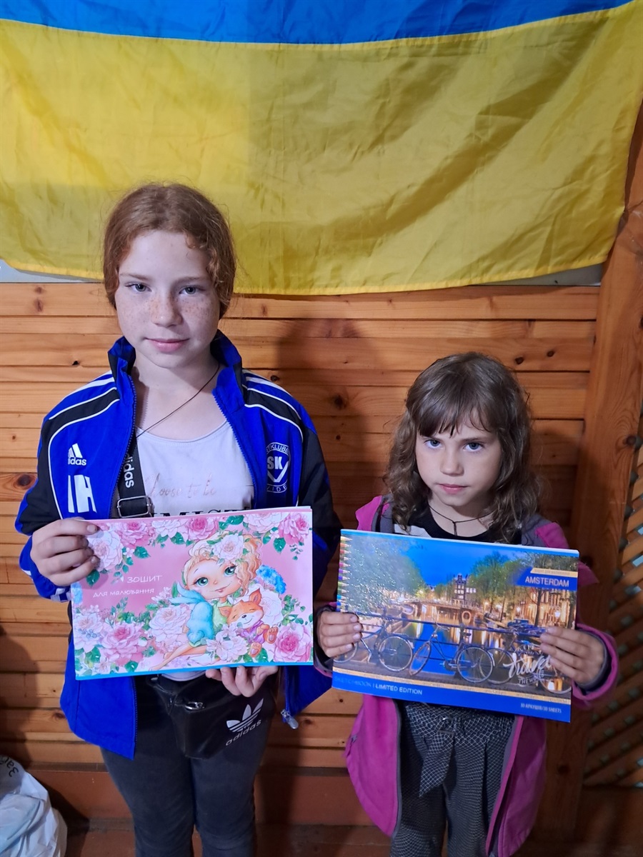 Ельвіра Аганіна 11 років та Альбіна Лузан 8 років