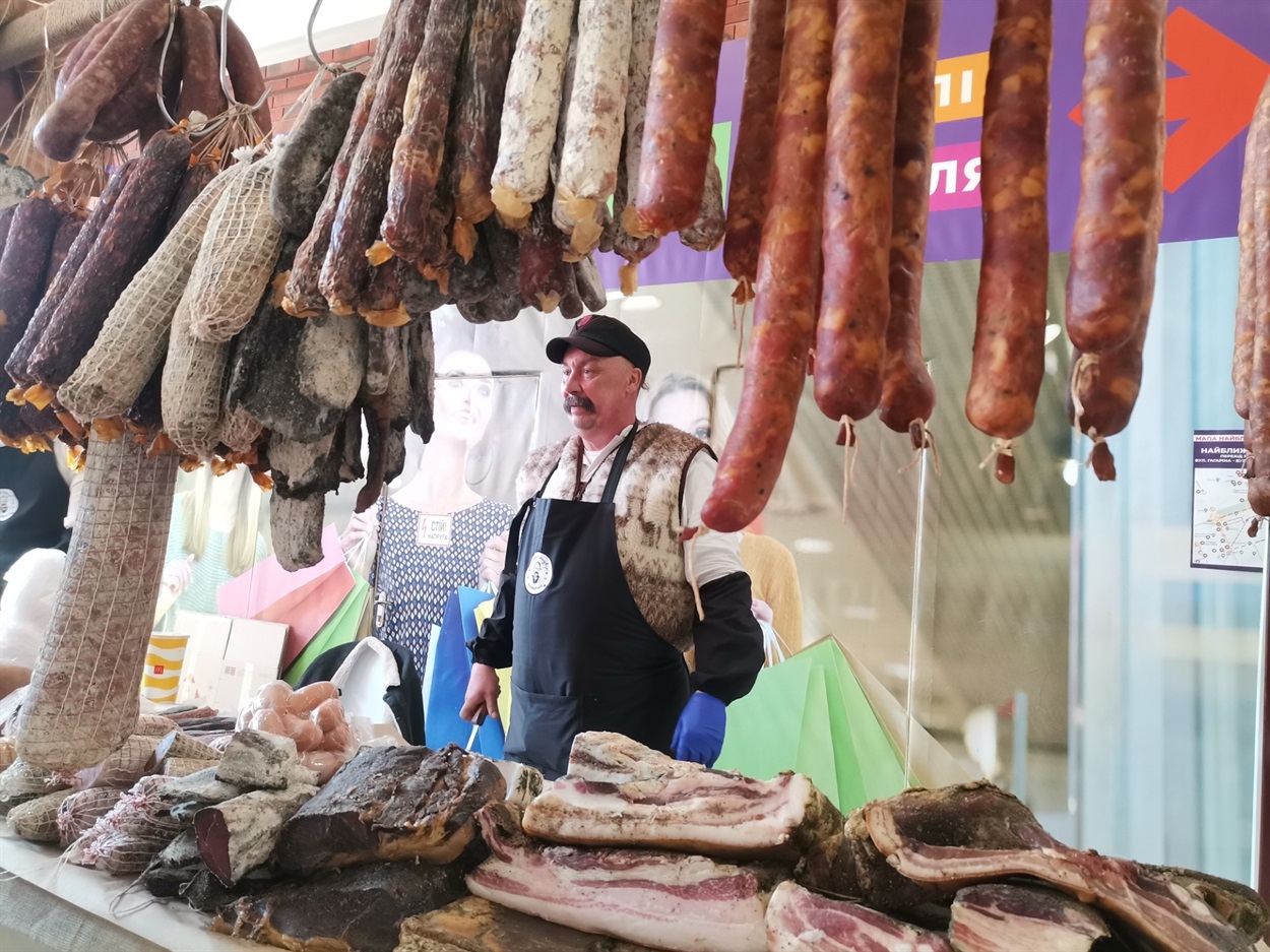 Сергій Свириденко за прилавком зі своєю продукцією з ферми "Козацьке подвір'я"