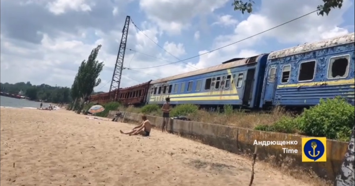 Росіяни звільняють залізничні колії у Маріуполі, щоб доставляти боєприпаси на Волноваху та Вугледар