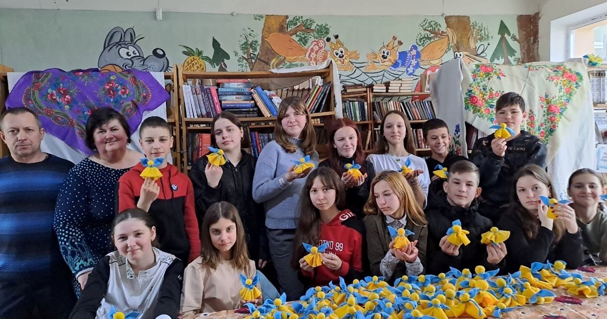 У Студениківській бібліотеці Лідія Мищенко створила центр допомоги воїнам і творчості для земляків