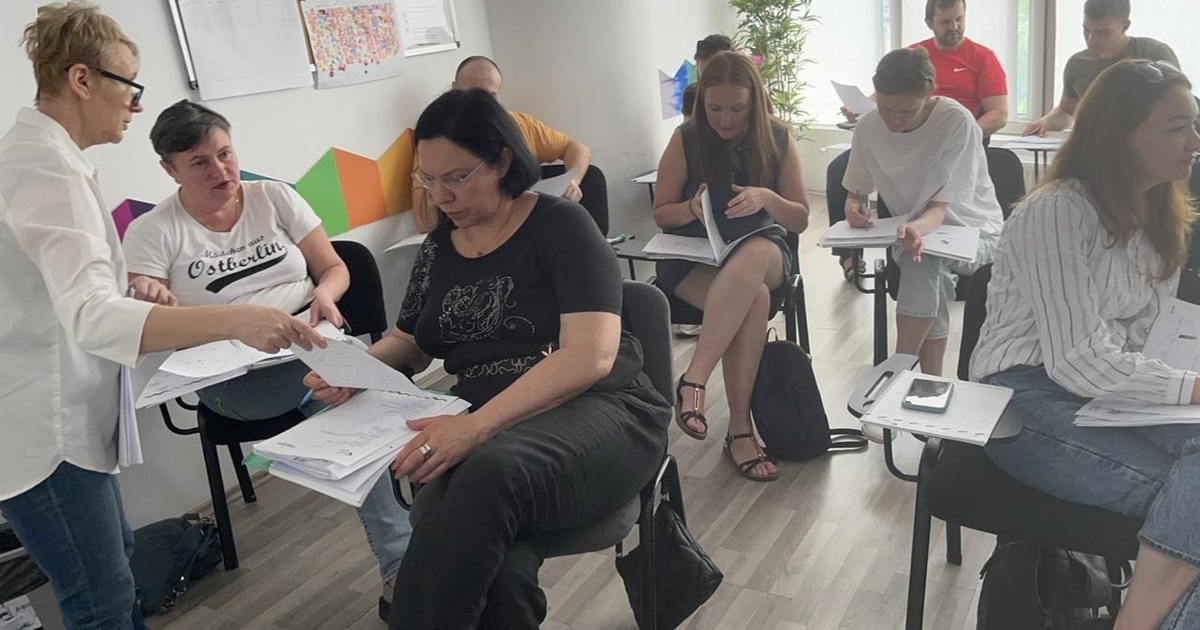 Українці за кордоном: як шукають роботу, вчать мову, і хто їм допомагає з цим у Румунії