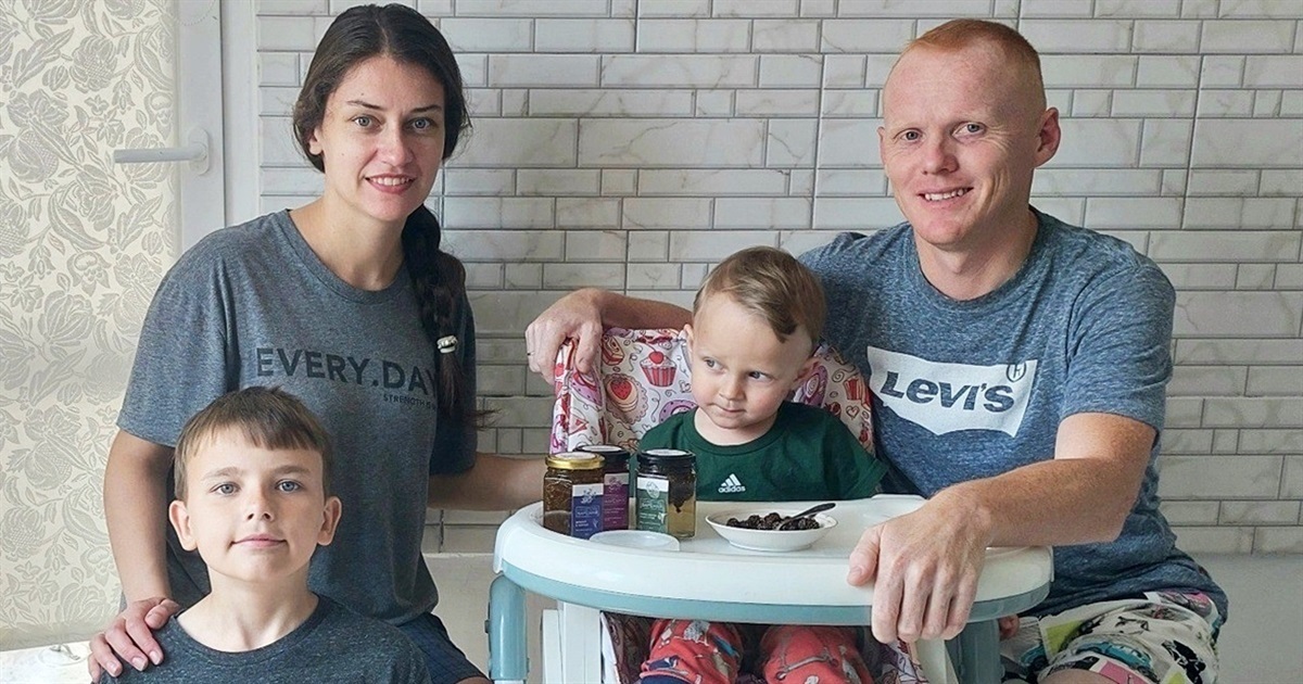 Ізюмське варення з поліськими шишками: сім’я переселенців готує солодкі крафтові закрутки