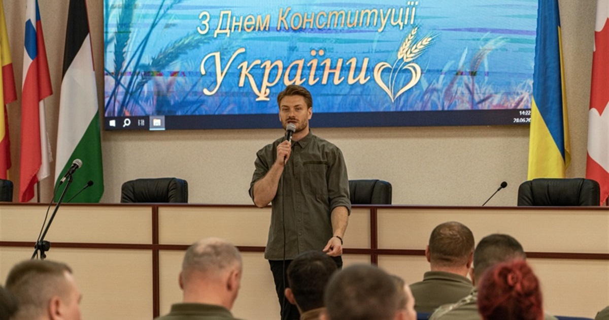 «Велика честь бути поруч з вами!»: українські артисти привітали гвардійців із Днем Конституції