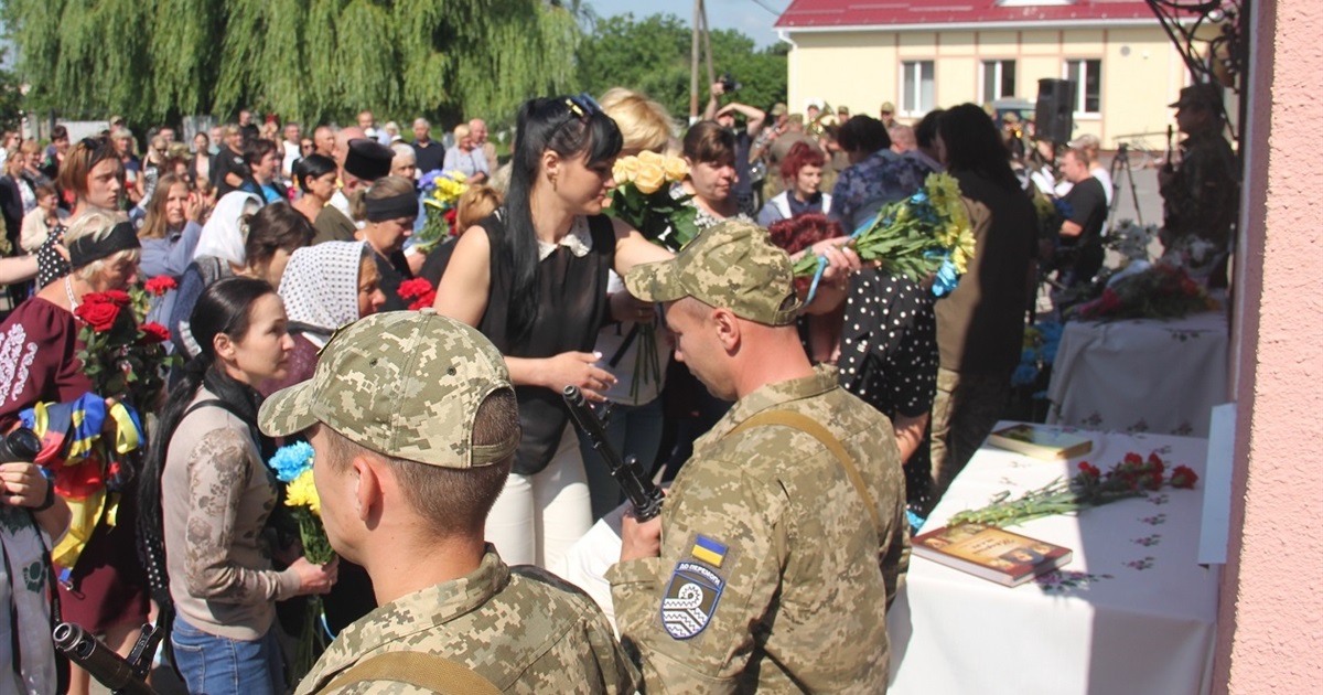 У Калинівській гімназії вшанували пам’ять випускників, які загинули, захищаючи Україну