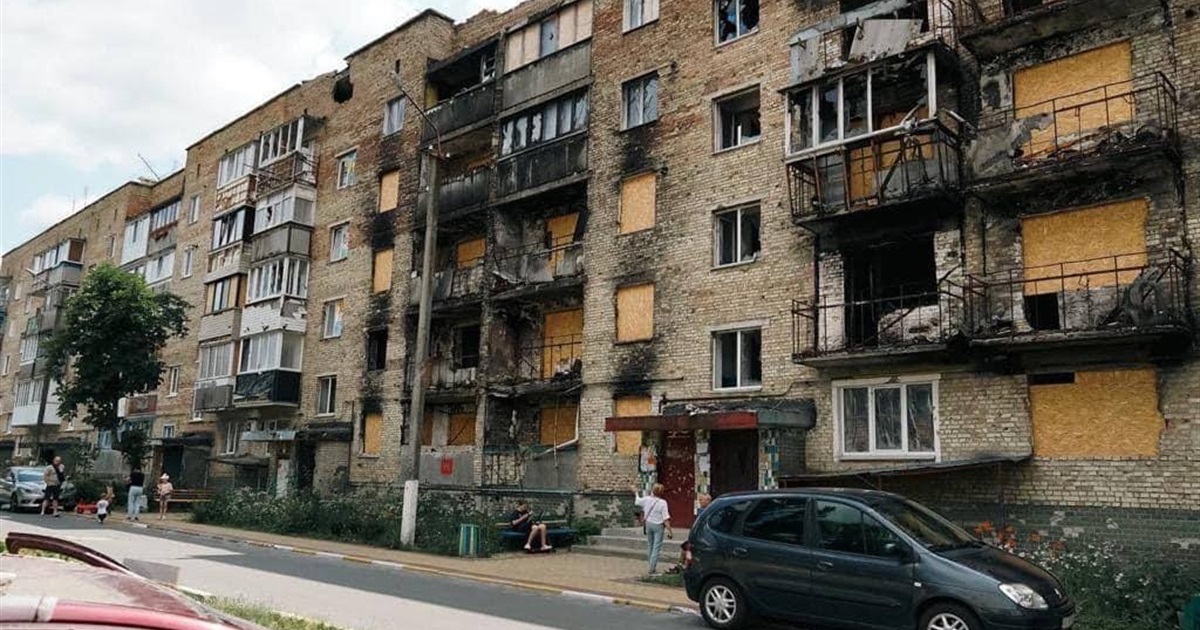 І Ірпені понад рік не відновлюють будинок на вулиці Миру. Що кажуть мешканці та влада