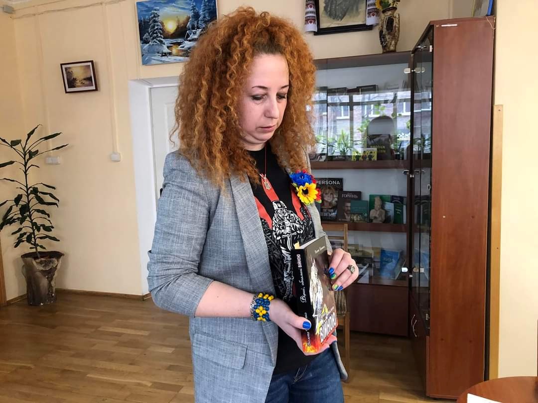 Віолета Кравченко зі своєю книгою