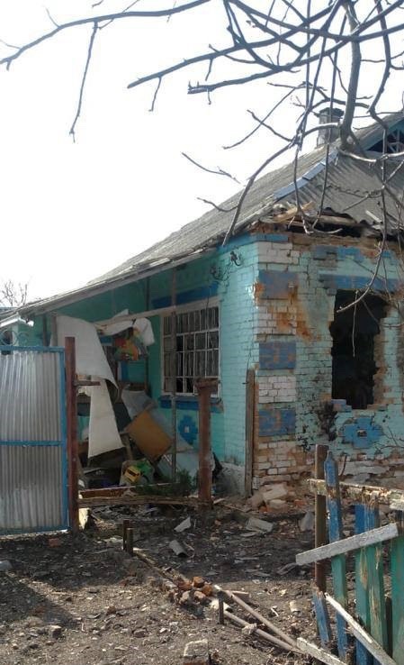 Пошкоджений житловий будинок внслідок бойових дій