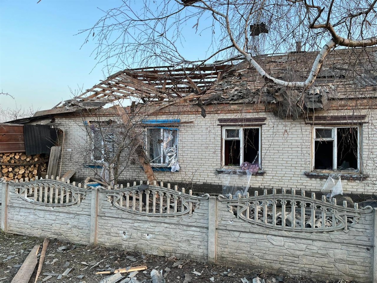 Пошкоджений житловий будинок внаслідок бойових дій