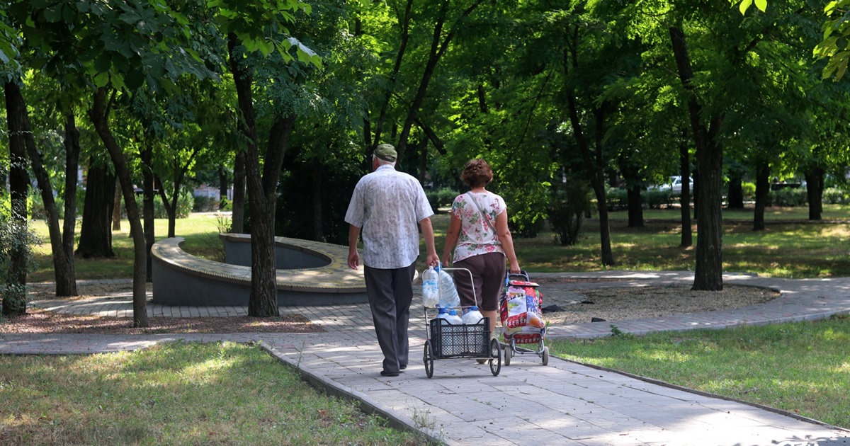 Рік під обстрілами, місяць без води: життя прифронтового міста Нікополя