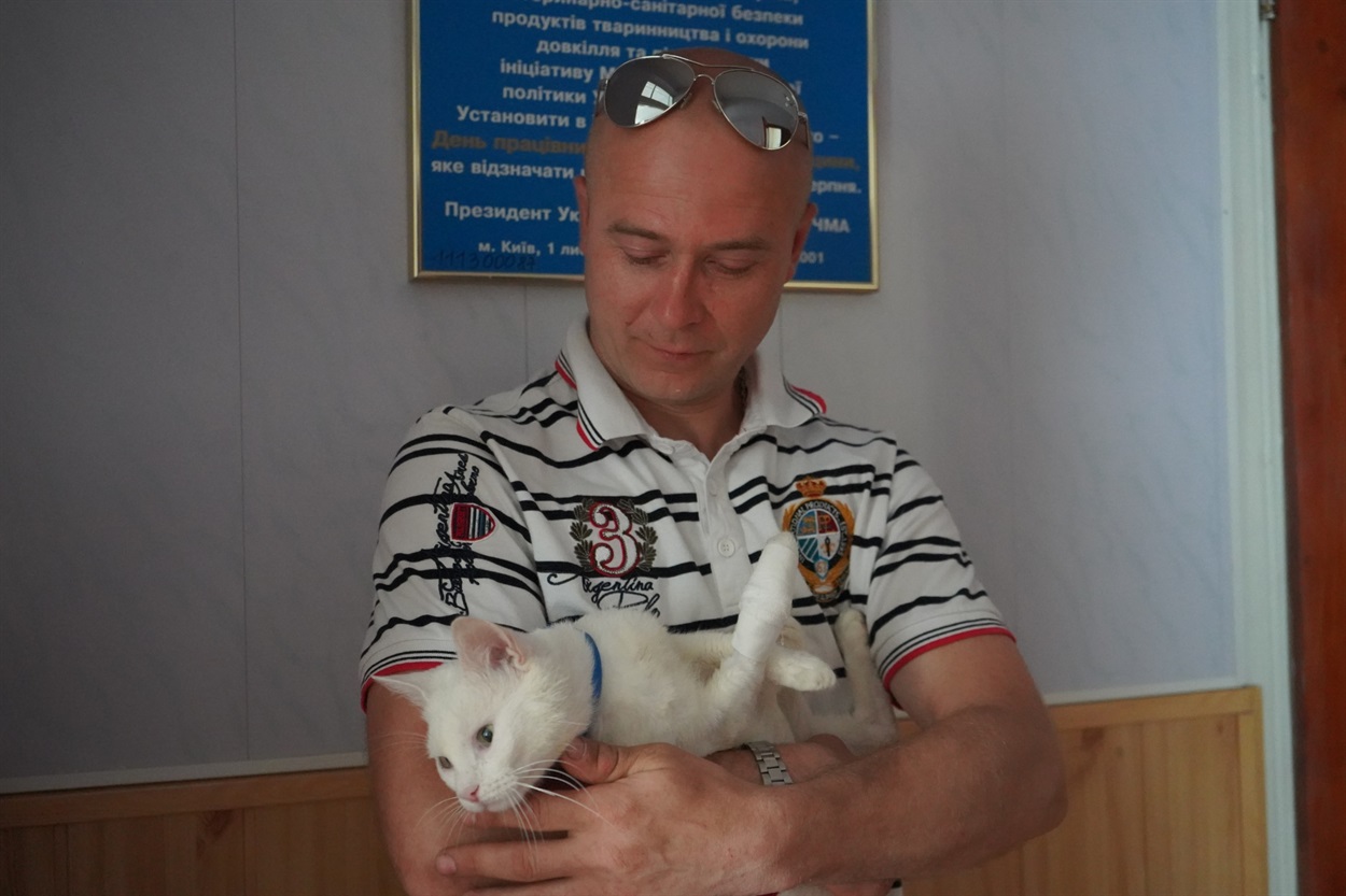 Лаккі зі своїм власником.