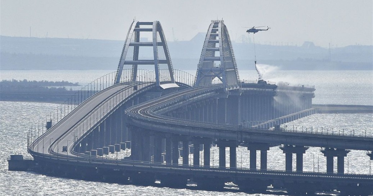 На Кримському мосту пролунали вибухи: що там відбувається